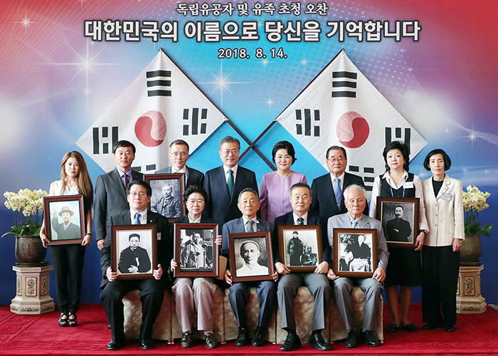 President Moon Jae-in (top row, fourth from left) and first lady Kim Jung-sook (top row, fourth from right) pose for a group photo during a luncheon at Cheong Wa Dae on Aug. 14 with descendants of Korean independence fighters. (Cheong Wa Dae)